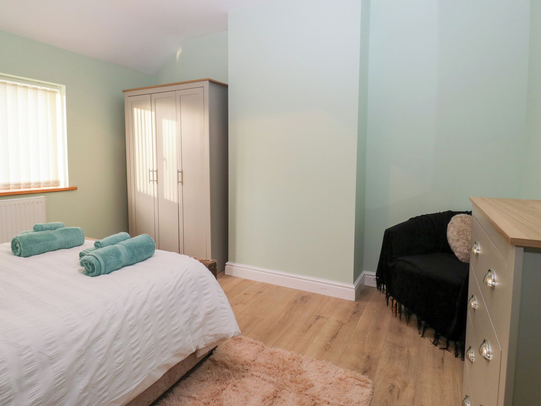 3 عدّة غرف نوم وبديكورات فريدة لكل غرفة وطراز فريد لكل وحدة