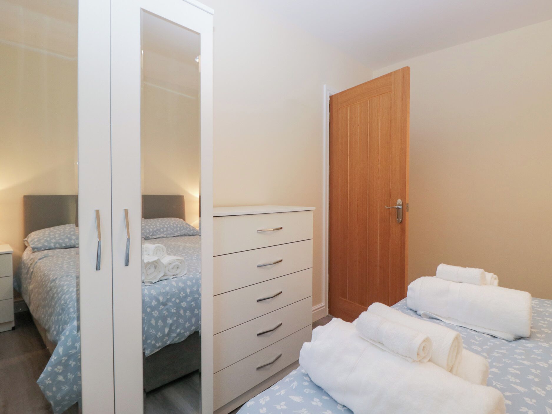 3 عدّة غرف نوم وبديكورات فريدة لكل غرفة وطراز فريد لكل وحدة