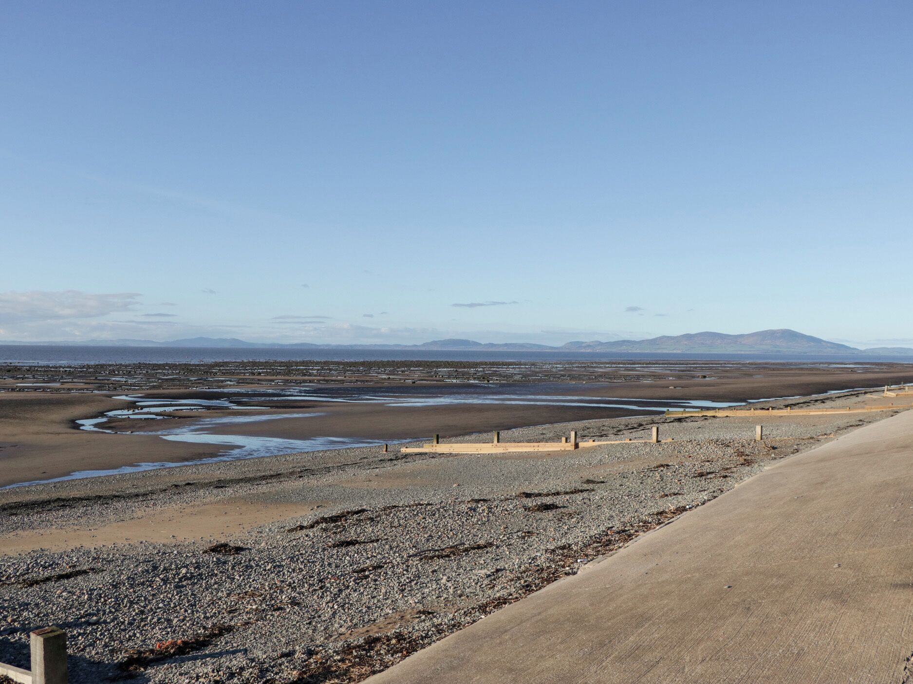 بالقرب من الشاطئ