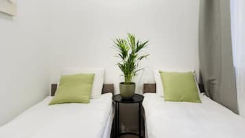 Tabla de planchar con plancha, wifi gratis y ropa de cama