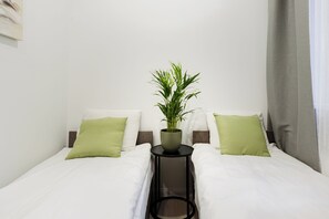 Tabla de planchar con plancha, wifi gratis y ropa de cama