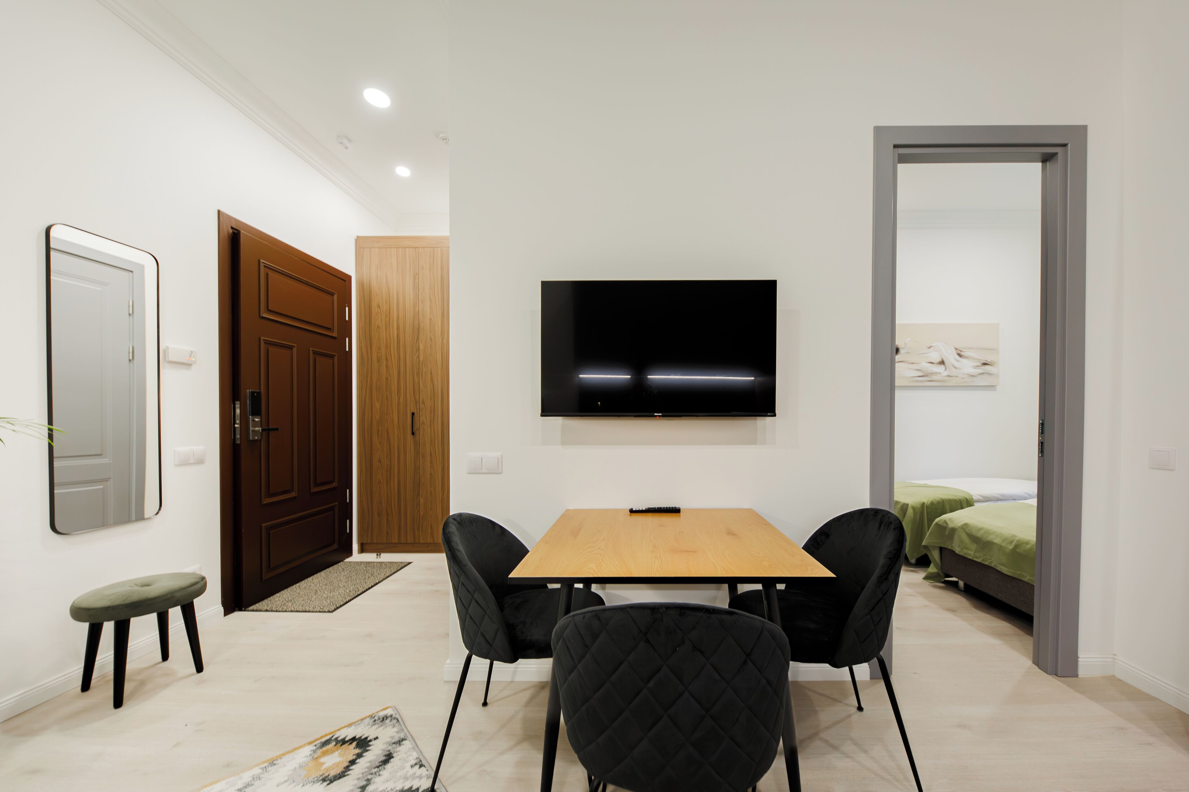 Tabla de planchar con plancha, wifi gratis y ropa de cama 