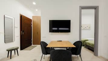 Tabla de planchar con plancha, wifi gratis y ropa de cama