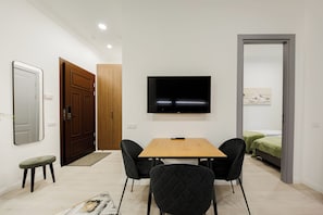 Tabla de planchar con plancha, wifi gratis y ropa de cama