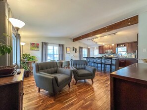 TV connectée, cheminée, espaces bureaux, écrans d'ordinateur