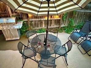 Outdoor dining - Adventure awaits you in this stylish home with private hot tub spa, on your own enclosed patio. Remodeled home with chef's kitchen, stylish vibe and everything you need. Just minutes to everything Denver has to offer. (Denver)