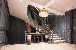 المنشأة من الداخل