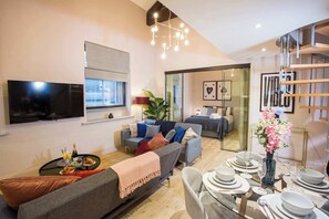 TV, offices - Spacious 3-Bed Retreat | Modern & Super Central (Greater Manchester)