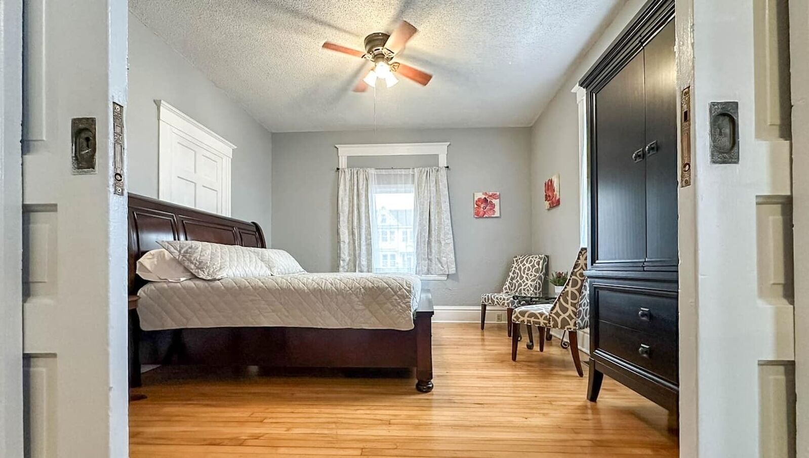 Työpöytä, silitysrauta/-lauta, vauvan matkasänky, ilmainen Wi-Fi