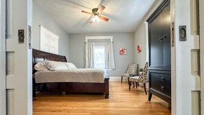 Room - Enjoy the entire main level of this Historic Victorian duplex form the 1800's. Located in the heart of Cambridge. Unwind in private 4 person sauna, qking size beds, quaint front porch and fully stocked kitchen. Walk to everything in town. (Cambridge)