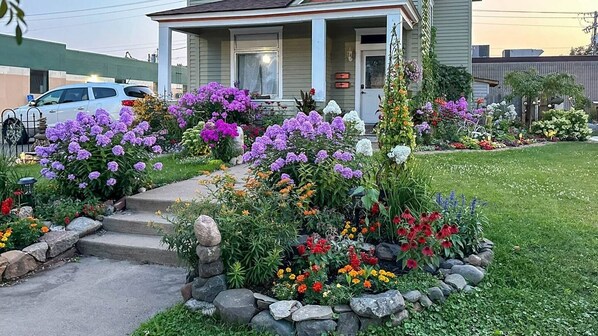 Property grounds - Enjoy the entire main level of this Historic Victorian duplex form the 1800's. Located in the heart of Cambridge. Unwind in private 4 person sauna, qking size beds, quaint front porch and fully stocked kitchen. Walk to everything in town. (Cambridge)