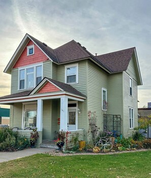 Exterior - Enjoy the entire main level of this Historic Victorian duplex form the 1800's. Located in the heart of Cambridge. Unwind in private 4 person sauna, qking size beds, quaint front porch and fully stocked kitchen. Walk to everything in town. (Cambridge)