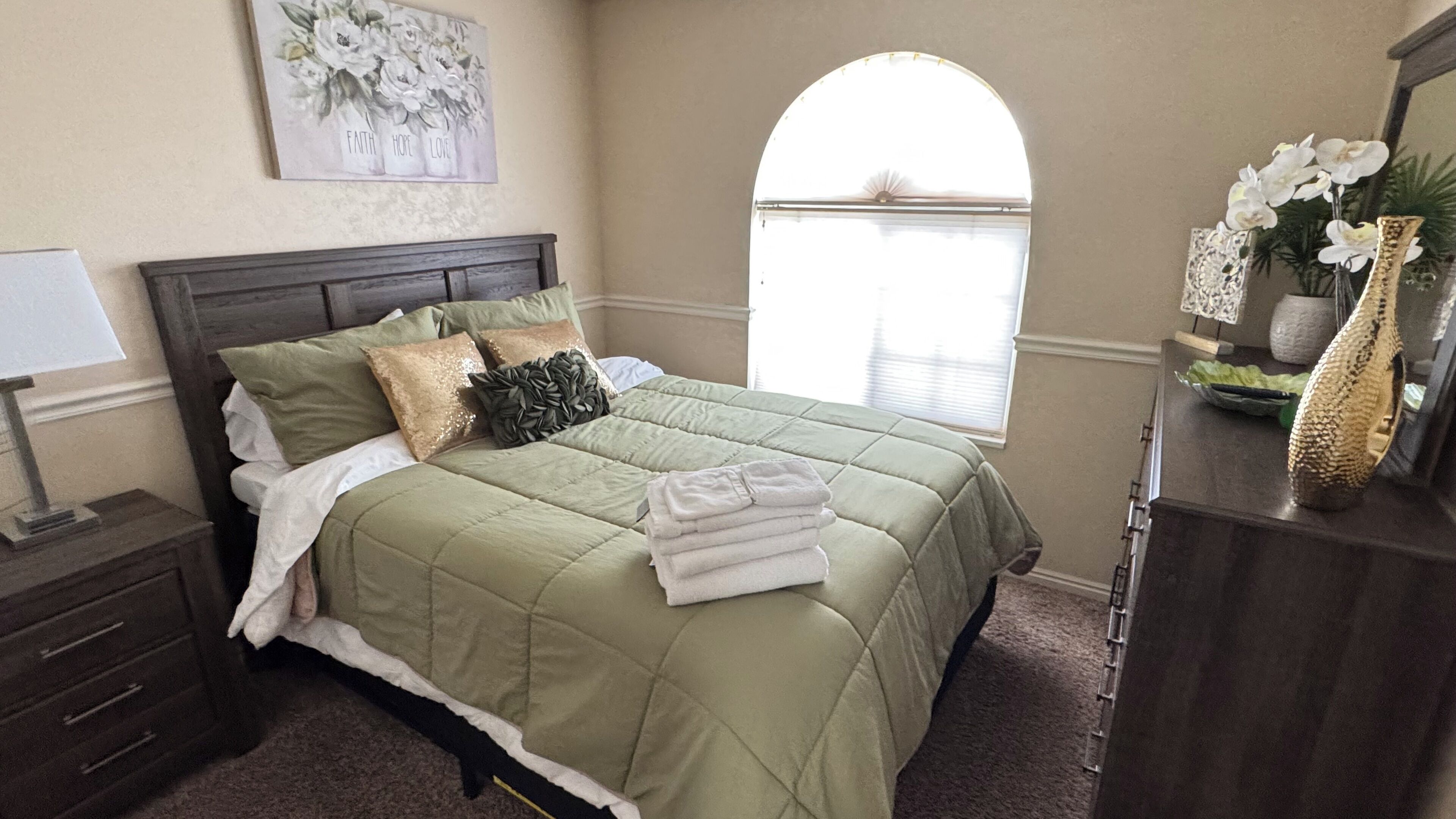 Tabla de planchar con plancha, cuna de viaje y wifi gratis 