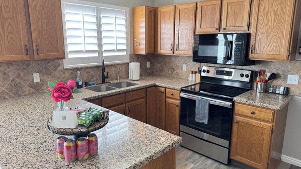 Fridge, microwave, oven, stovetop - Family-Sized Mountain Home for Families & Groups - Sleeps 17 Near Park City (Heber City)