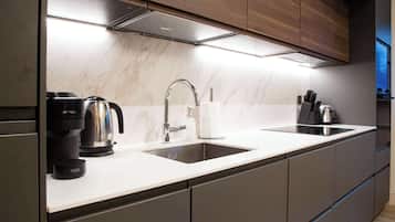 Kjøleskap, mikrobølgeovn, ovn og kokeplater