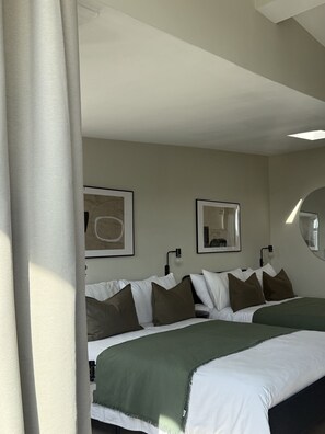 Kamer, 1 twee- of 2 eenpersoonsbedden, uitzicht op stad | Verduisterende gordijnen, een strijkplank/strijkijzer, gratis wifi