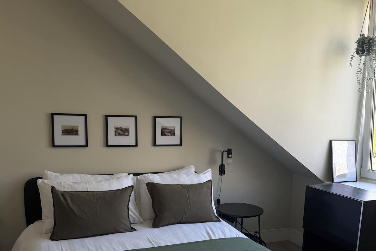 Habitación doble Deluxe, vista al jardín | Cortinas blackout, tabla de planchar con plancha y wifi gratis