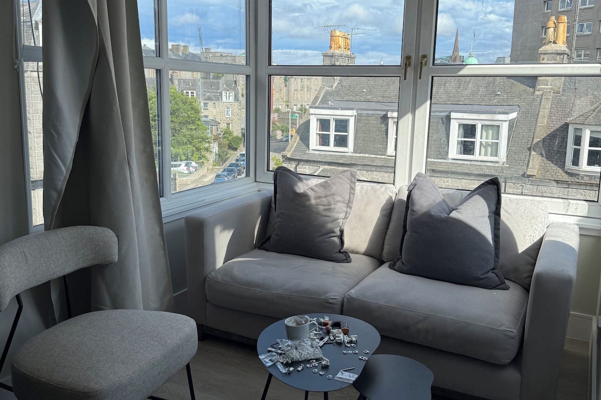 Habitación doble, vista a la ciudad | Cortinas blackout, tabla de planchar con plancha y wifi gratis