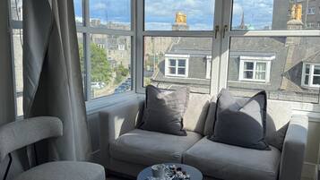 Habitación doble, vista a la ciudad | Cortinas blackout, tabla de planchar con plancha y wifi gratis