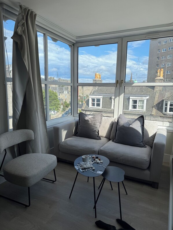 Dobbeltrom, byutsikt | Blendingsgardiner, strykejern/-brett og wi-fi (inkludert)