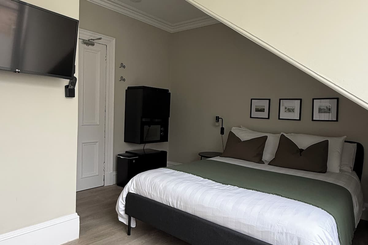 Habitación doble, vista a la ciudad | Cortinas blackout, tabla de planchar con plancha y wifi gratis