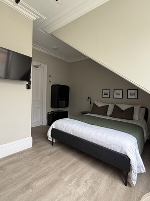 Habitación doble, vista a la ciudad | Cortinas blackout, tabla de planchar con plancha y wifi gratis 