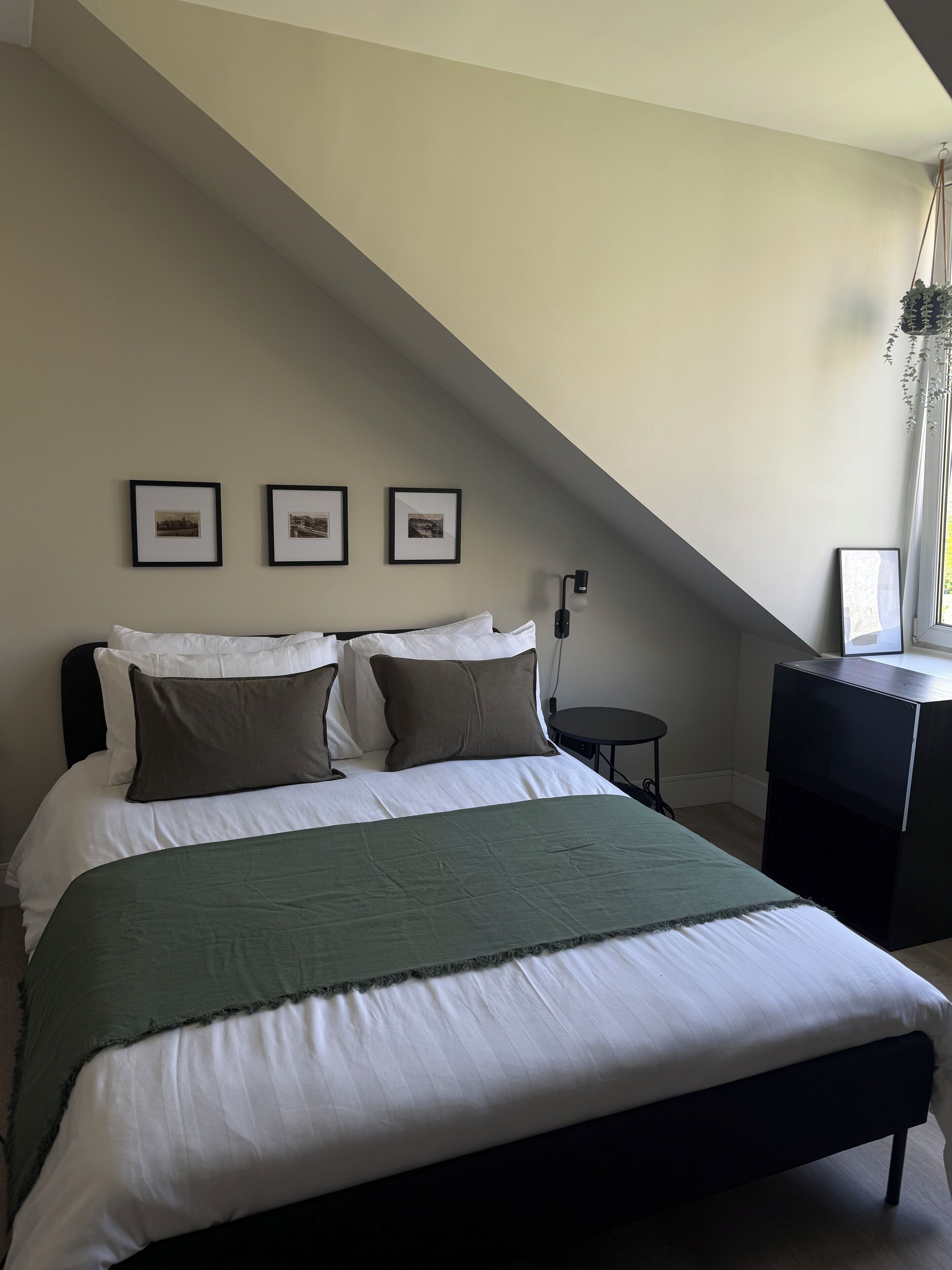 Habitación doble superior, vista a la ciudad | Cortinas blackout, tabla de planchar con plancha y wifi gratis 