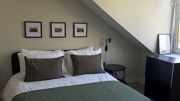 Habitación doble superior, vista a la ciudad | Cortinas blackout, tabla de planchar con plancha y wifi gratis