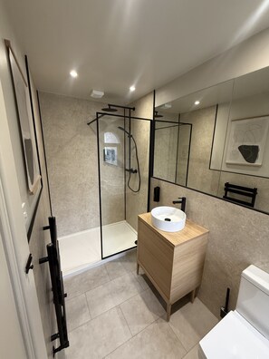 Deluxe Double Room, Garden View | Blackout drapes, iron/ironing board, free WiFi - Park House Rooms (Aberdeen)