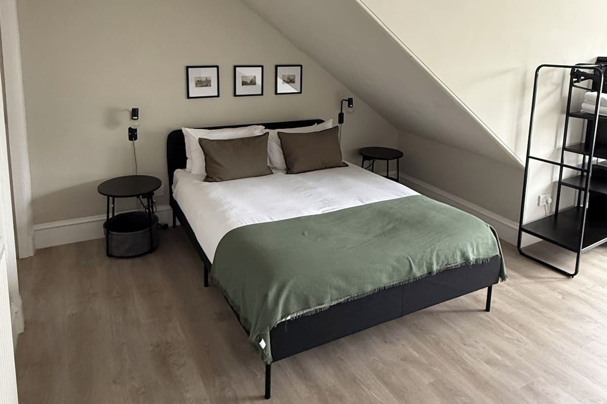 Habitación con 1 cama matrimonial o 2 individuales, vista a la ciudad | Cortinas blackout, tabla de planchar con plancha y wifi gratis