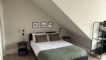 Habitación con 1 cama matrimonial o 2 individuales, vista a la ciudad | Cortinas blackout, tabla de planchar con plancha y wifi gratis