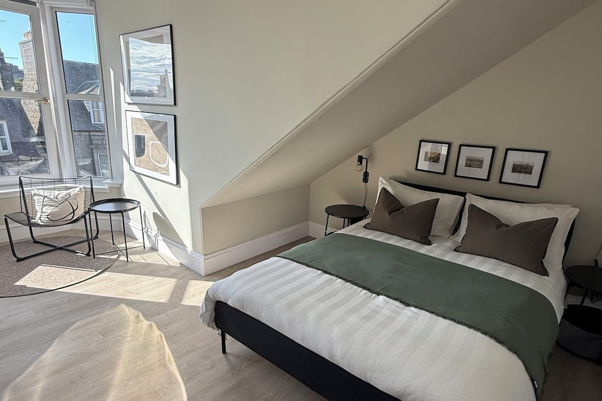 Habitación doble superior, vista a la ciudad | Cortinas blackout, tabla de planchar con plancha y wifi gratis