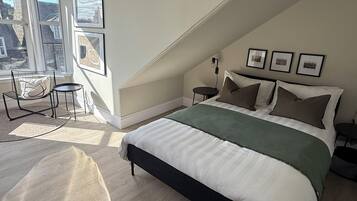 Habitación doble superior, vista a la ciudad | Cortinas blackout, tabla de planchar con plancha y wifi gratis