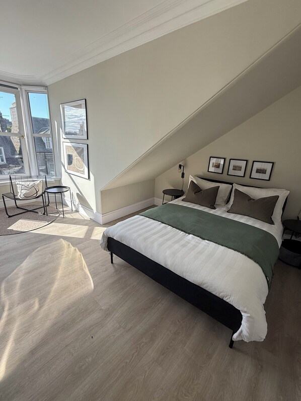 Habitación doble superior, vista a la ciudad | Cortinas blackout, tabla de planchar con plancha y wifi gratis 