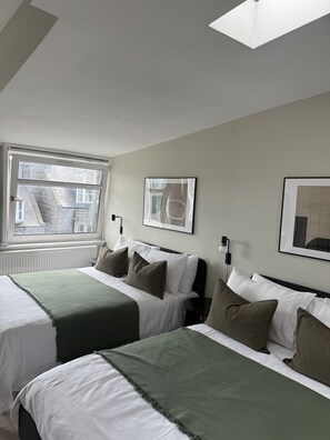 Kamer, 1 twee- of 2 eenpersoonsbedden, uitzicht op stad | Verduisterende gordijnen, een strijkplank/strijkijzer, gratis wifi