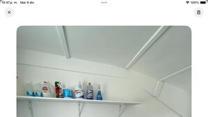 Un espace buanderie comprenant un lave-linge, un sèche-linge et un petit évier.