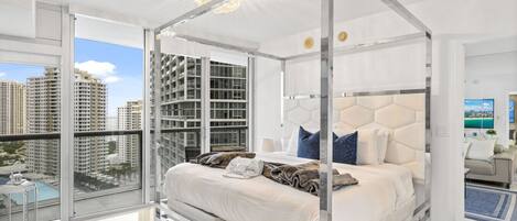 Tabla de planchar con plancha, wifi y ropa de cama