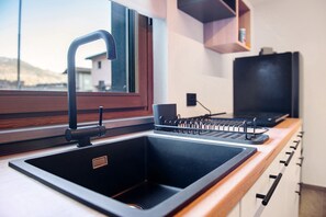 Kühlschrank, Mikrowelle, Herdplatte, Wasserkocher mit Kaffee-/Teezubehör