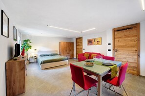 Tabla de planchar con plancha, wifi, ropa de cama