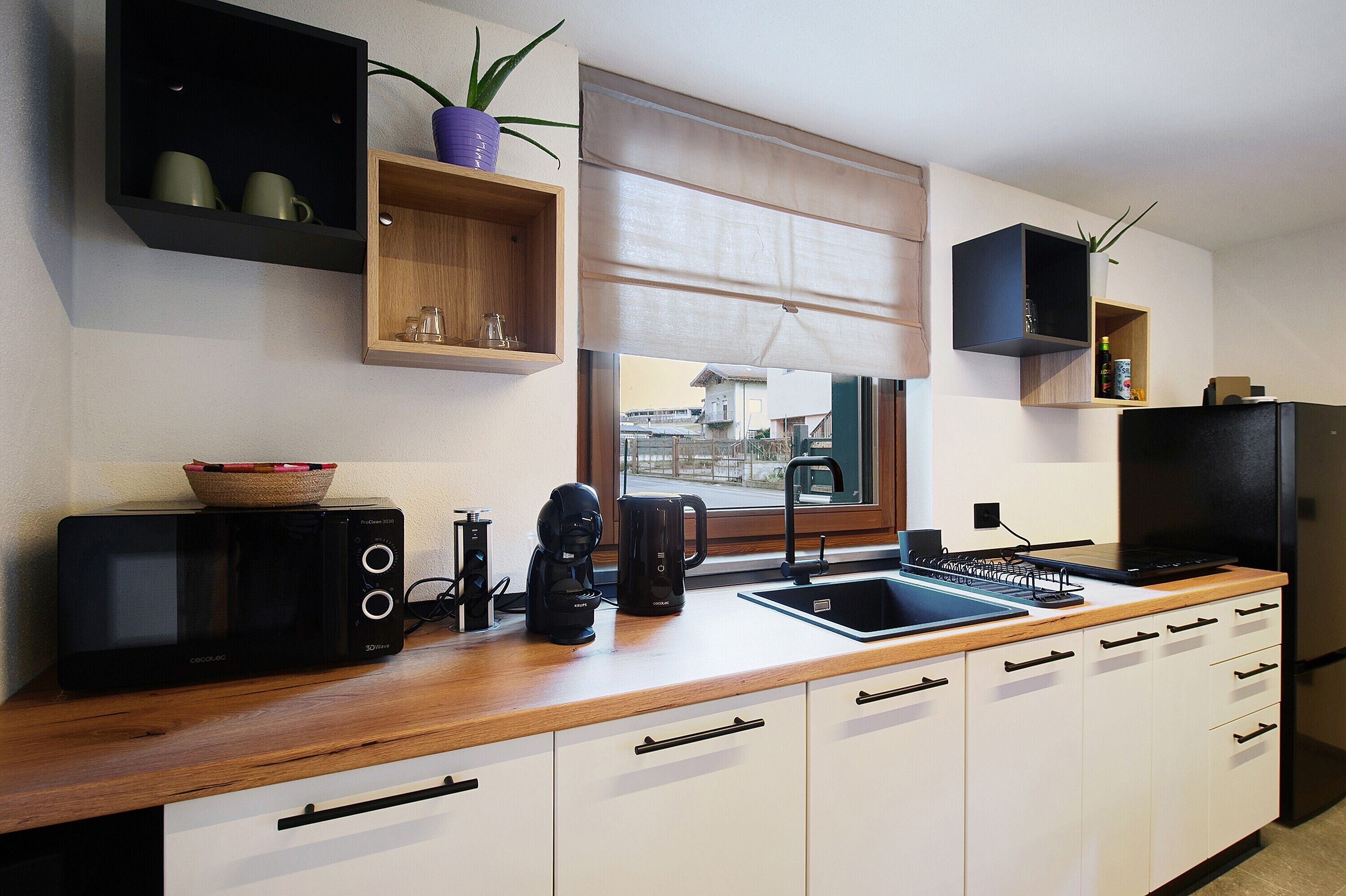 Frigorifero, microonde, piano cottura, macchina per tè/caffè