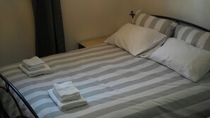 Skrivebord, wi-fi (inkludert) og sengetøy