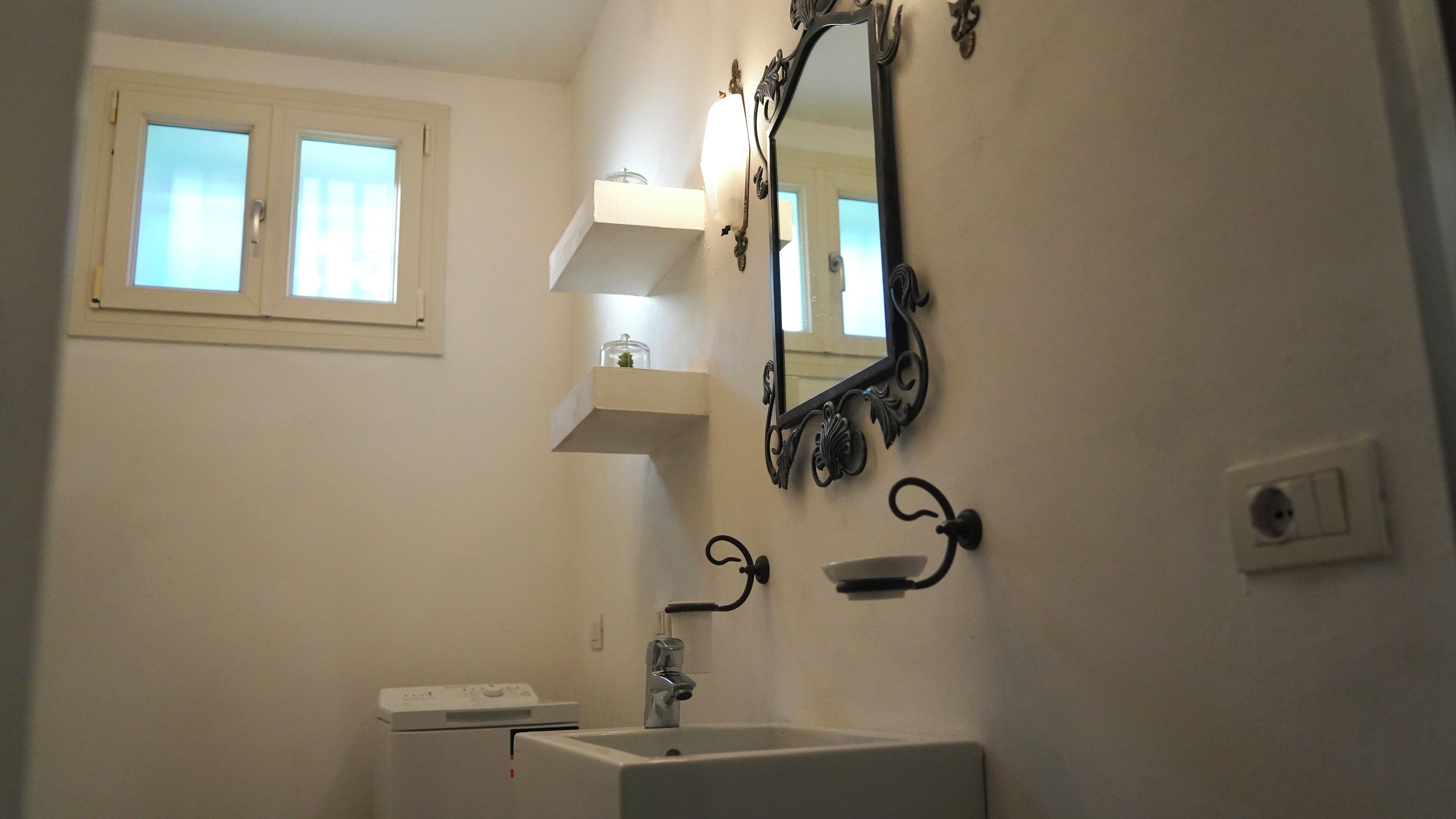 Een douche, een haardroger, een bidet, handdoeken