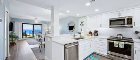 Refrigerador, microondas, horno y parrilla de estufa