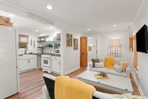 2-bedroom cottage in perfect St. Simons Island - Prime spot in the village!