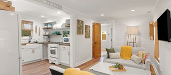 2-bedroom cottage in perfect St. Simons Island - Prime spot in the village!