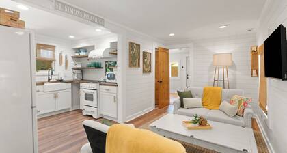 2-bedroom cottage in perfect St. Simons Island - Prime spot in the village!