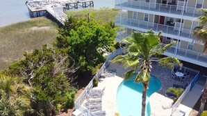 Ein Hotel mit Pool, Steg und Blick aufs Wasser.