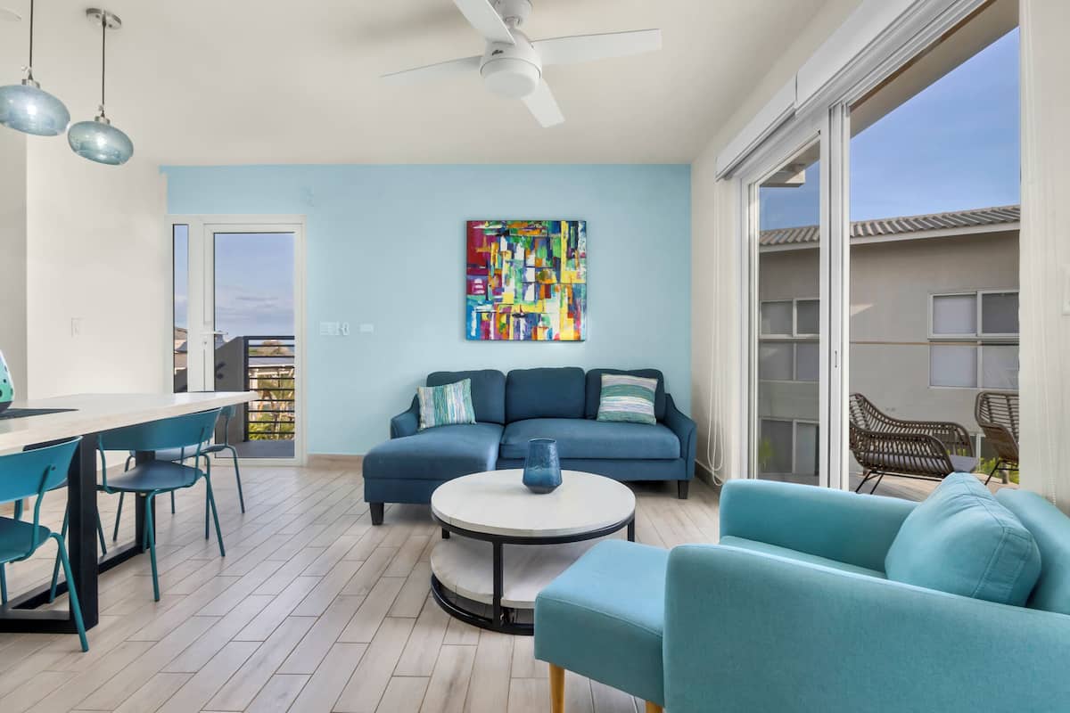 Huvila, merinäköala | Oleskelualue | 50–tuumainen LED-televisio, jossa kaapelikanavat