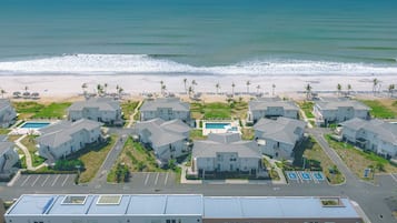 Privatstrand, weißer Sandstrand, 2 Strandbars