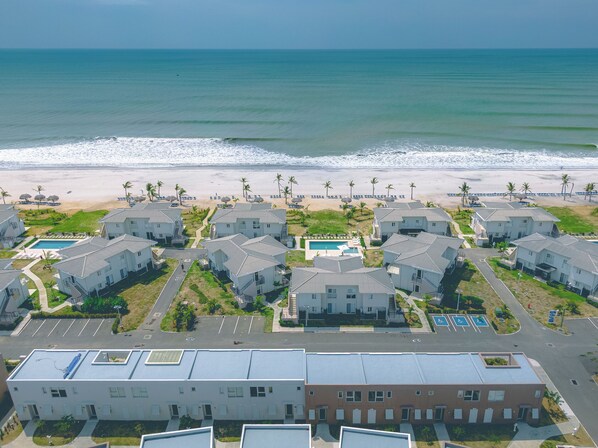 Privatstrand, weißer Sandstrand, 2 Strandbars